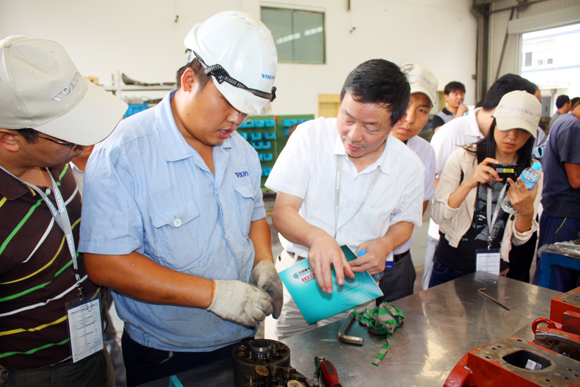 與會(huì)領(lǐng)導(dǎo)及代表參觀濟(jì)南天業(yè)